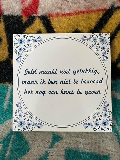 Houten wandtegel met tekst “Geld maakt niet gelukkig…”, Huis en Inrichting, Woonaccessoires | Tekstborden en Spreuken, Zo goed als nieuw
