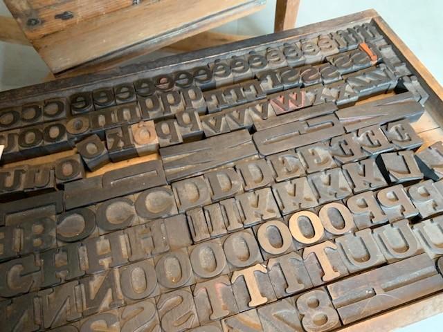 Partij houten drukletters Belgische/Franse hoogte  23.6, Antiek en Kunst, Antiek | Gereedschap en Instrumenten, Ophalen