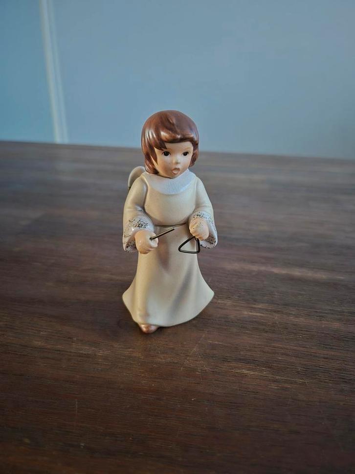 Goebel Engel met Triangel - M.I. Hummel Beeldje, Verzamelen, Beelden en Beeldjes, Gebruikt, Hummel, Ophalen of Verzenden
