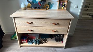Mooie commode met plank voor accessoires beschikbaar voor biedingen