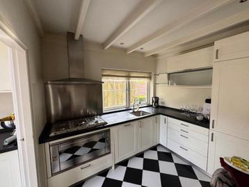 Hoogwaardige keuken met stenen blad + apparatuur(Smeg/Miele) beschikbaar voor biedingen