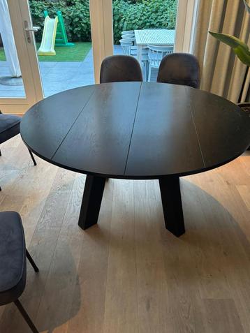 Rond eettafel van WOOOD beschikbaar voor biedingen