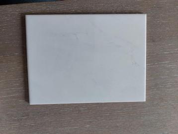 Gemeleerde witte wandtegels 19,5x14,5cm