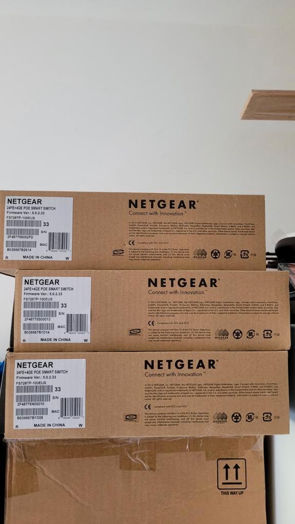 NETGEAR FS728TP - 24-poorts (24X POE) switch, Computers en Software, Netwerk switches, Gebruikt, Ophalen of Verzenden