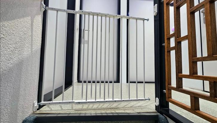 Wit metalen traphekje, Kinderen en Baby's, Traphekjes, Nieuw, Schroefhekje, Metaal of IJzer, Ophalen