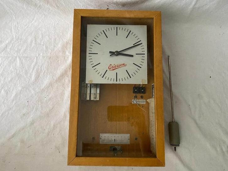 Elektrische moederklok Moser Baer / Ericsson, Antiek en Kunst, Antiek | Klokken, Ophalen of Verzenden
