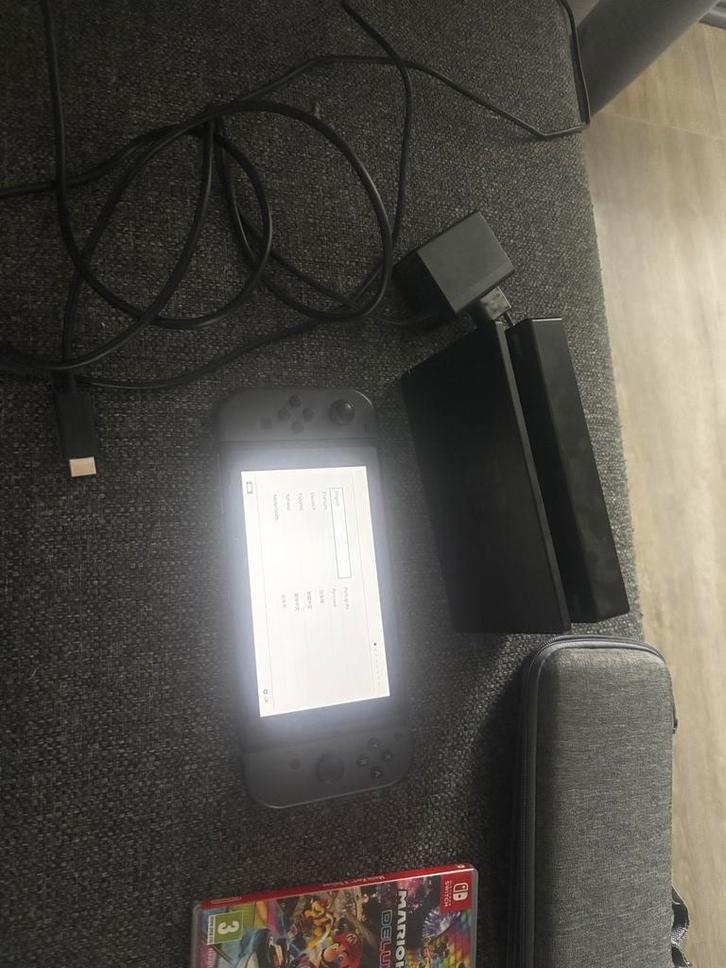 Nintendo Switch - Inclusief Mario Kart Deluxe, Spelcomputers en Games, Games | Nintendo Switch, Zo goed als nieuw, Overige genres