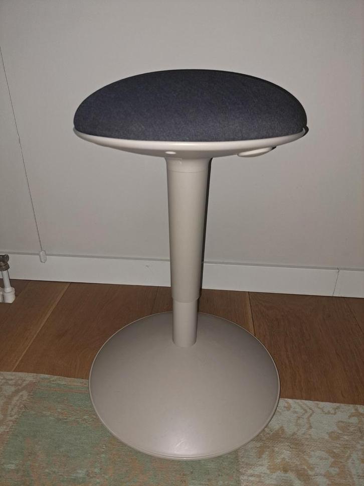 IKEA Nilserik Zit/Sta Kruk - Verstelbaar!, Huis en Inrichting, Bureaustoelen, Zo goed als nieuw, Bureaukruk, Grijs, Ergonomisch