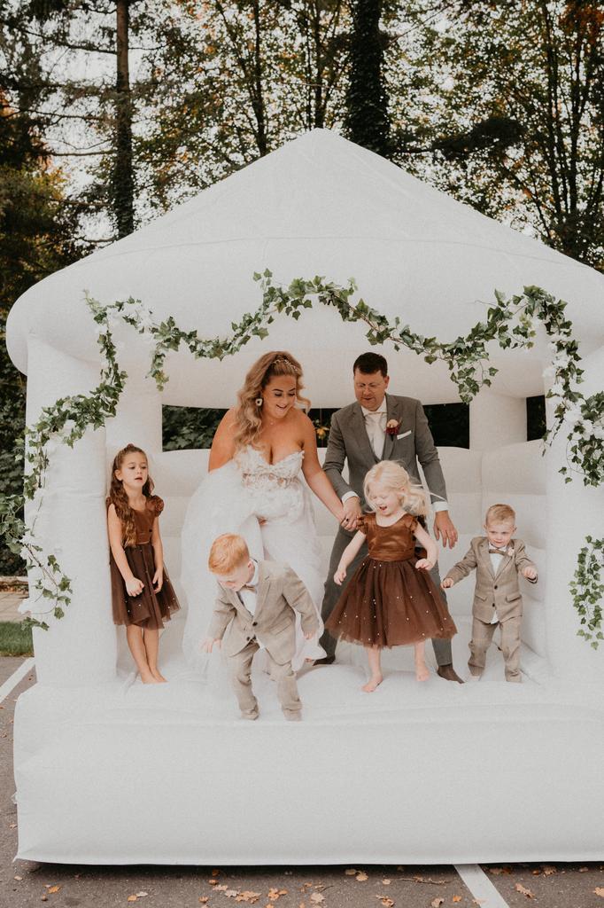 Wit springkasteel springkussen carrousel te huur per dag, Hobby en Vrije tijd, Feestartikelen | Verhuur, Nieuw, Geboorte of Huwelijk