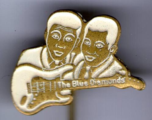 The Bleu Diamonds wit op koper zangduo speldje ( R_045 ), Verzamelen, Speldjes, Pins en Buttons, Zo goed als nieuw, Speldje of Pin