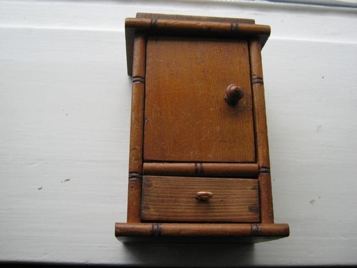 Antiek Miniatuur houten Kastje, Antiek en Kunst, Antiek | Overige Antiek, Verzenden