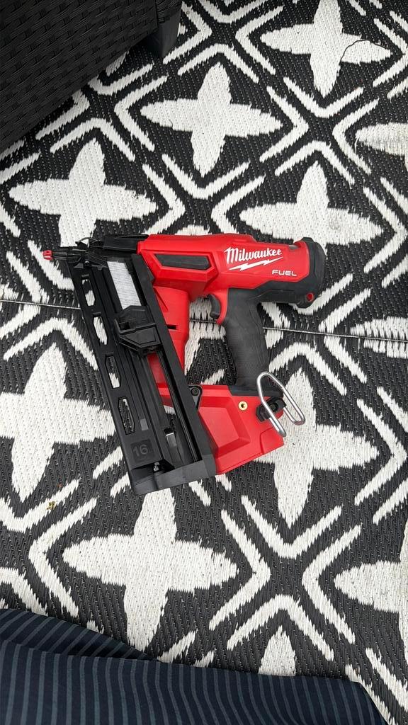 MILWAUKEE M18 FN16GA-0X FUEL afwerkingstacker 16Ga, Doe-het-zelf en Verbouw, Gereedschap | Handgereedschap, Zo goed als nieuw