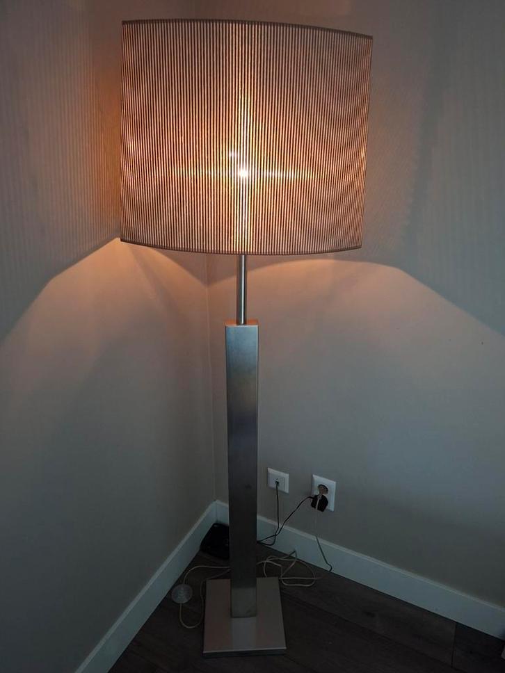 Vloerlamp, rvs met taupe kap, Huis en Inrichting, Lampen | Vloerlampen, Zo goed als nieuw, 150 tot 200 cm, Ophalen