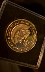 Goud vergulde 24k munt 2018 5 jaar Koning 12gr met showcase., Ophalen of Verzenden, Postzegel(s) of Munt(en)