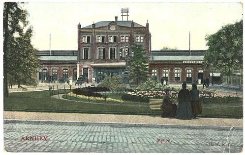957199	Arnhem	Station	. Geen postzegel en stempel	 Zie ook D, Verzamelen, Ansichtkaarten | Nederland, Gelderland, Voor 1920, Ophalen of Verzenden