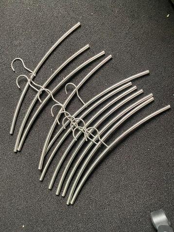 11 metalen kleding hangetjes /hangers beschikbaar voor biedingen