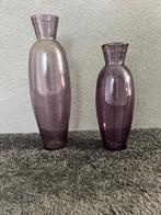 2x PAARSE GLAZEN VAZEN hoogte 50 en 40 cm. Samen 10,-, Gebruikt, Overige kleuren, Ophalen of Verzenden, Glas