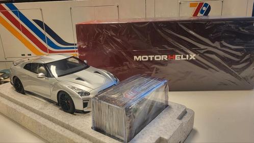 Motorhelix Nissan GT-R R35 50th Anniversary Silver Metallic, Hobby en Vrije tijd, Modelauto's | 1:18, Zo goed als nieuw, Auto