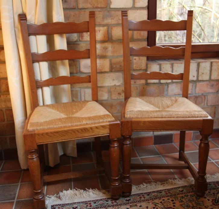 2 kwaliteitsvolle eiken stoelen met rieten zitting, of 1, Huis en Inrichting, Stoelen, Zo goed als nieuw, Twee, Hout, Riet of Rotan