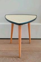 Vintage bijzettafeltje driehoek op schuine pootjes tafeltje, Minder dan 55 cm, Gebruikt, Rond, Ophalen of Verzenden