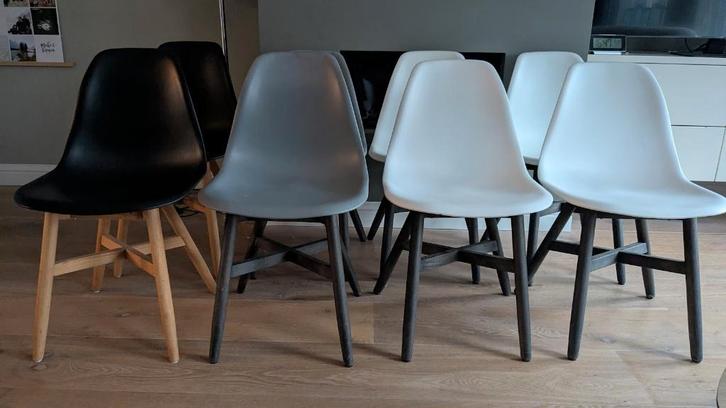 8 hippe kuipstoelen kunststof met houten poot, Huis en Inrichting, Stoelen, Zo goed als nieuw, Vijf, Zes of meer stoelen, Hout