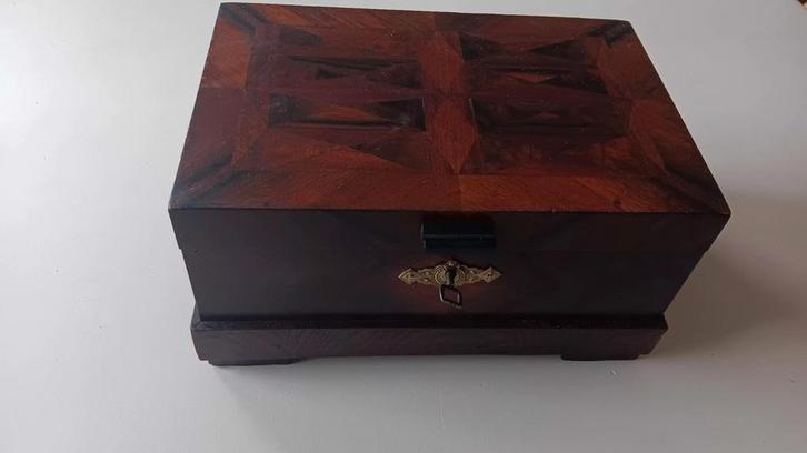 Ingelegde houten kist met slot en sleutel., Huis en Inrichting, Woonaccessoires | Kisten, Zo goed als nieuw, Minder dan 50 cm
