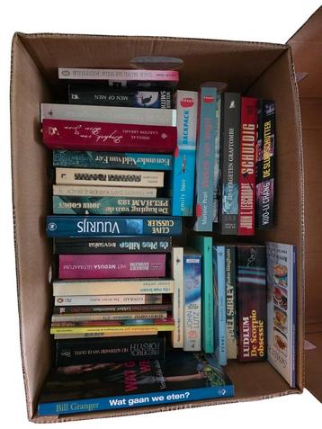 16 Dozen vol met boeken beschikbaar voor biedingen