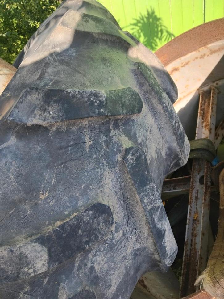 Dubbellucht 18.4 r38 en diversen velgen met banden, Zakelijke goederen, Agrarisch | Onderdelen | Banden, Velgen en Assen, Ophalen of Verzenden