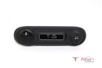 AUX/USB aansluiting van een Fiat 500L beschikbaar voor biedingen