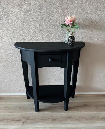 Mooie gerestylede kleine sidetable met lade | zwart beschikbaar voor biedingen