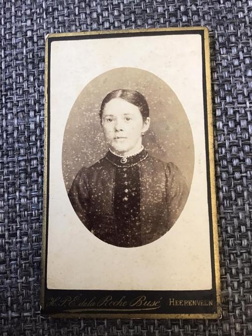 CDV, Vrouw, H.P.E. de la Roche Busé, Heerenveen 4, Verzamelen, Foto's en Prenten, Gebruikt, Foto, Voor 1940, Ophalen of Verzenden