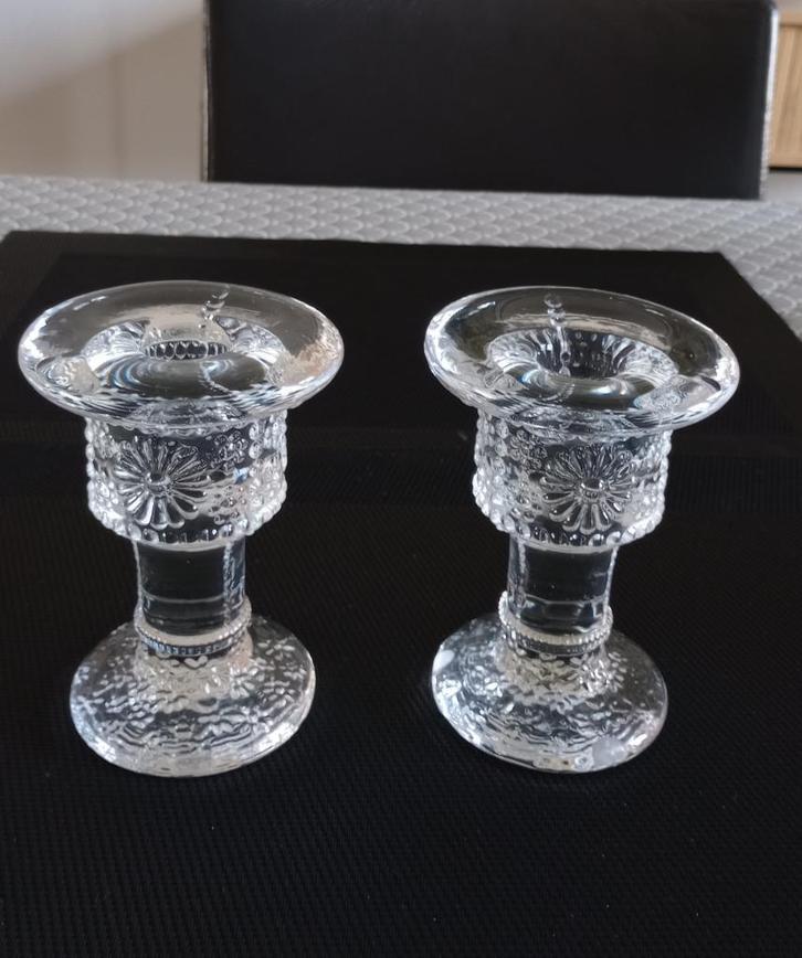 Set/2 Kosta Boda kandelaars Daisy 12 cm. Zweden, vintage, Antiek en Kunst, Antiek | Kandelaars, Glas, Ophalen of Verzenden
