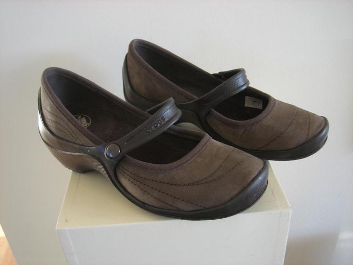 Comfortabele taupekleurige nubuck CROCS, maat 5 snazzeys, Kleding | Dames, Schoenen, Zo goed als nieuw, Schoenen met lage hakken