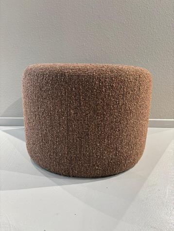 No. 9 poef beschikbaar voor biedingen