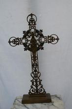 Gietijzeren kruisbeeld op voetstuk, Ophalen of Verzenden