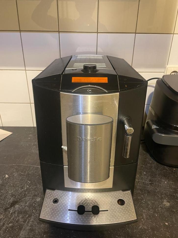 Miele Koffiezetapparaat CM 5200, Witgoed en Apparatuur, Koffiezetapparaten, Gebruikt, Koffiebonen, Koffiemachine, 2 tot 4 kopjes