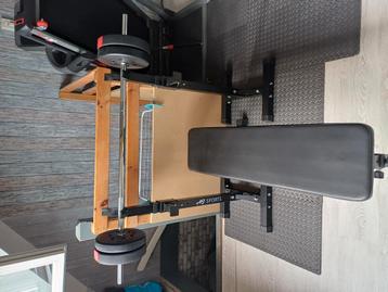 Fitnessbank met haltersteunen en halter + gewichten  beschikbaar voor biedingen