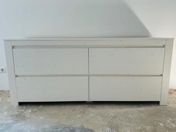 Grote witte ladekast met vier grote lades