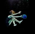 Engin Akyurt girl under water with clock, Ophalen