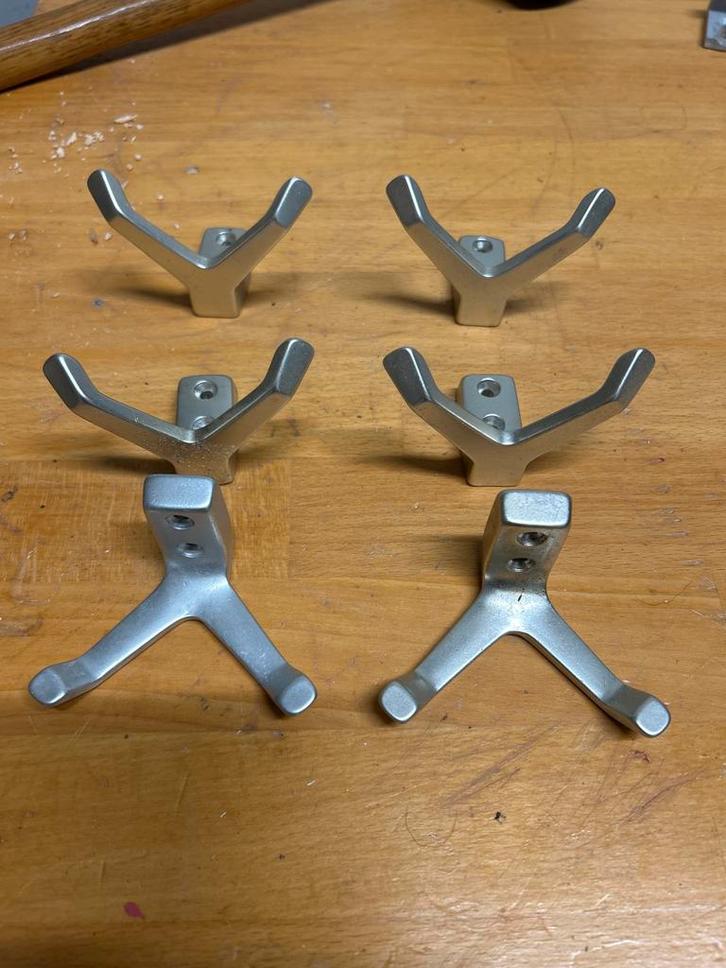 6 Dubbele Kledinghaken, Huis en Inrichting, Woonaccessoires | Kapstokken, Gebruikt, Wandhaken, Minder dan 100 cm, Metaal, Ophalen of Verzenden