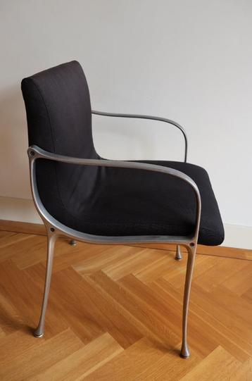 Vier mooie Italiaanse designstoelen in gegoten aluminium.  beschikbaar voor biedingen