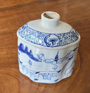 Porselein theebusje beschikbaar voor biedingen