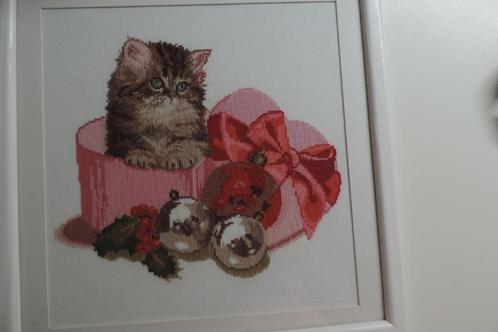 Nieuw: geborduurd Christmas Kitten, Hobby en Vrije tijd, Borduren en Borduurmachines, Nieuw, Overige typen, Handborduren, Ophalen of Verzenden