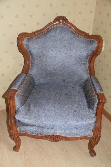 Grote klassieke fauteuil met mooie ornamenten beschikbaar voor biedingen
