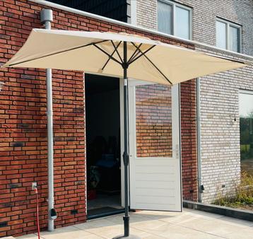Balkon parasol beschikbaar voor biedingen