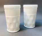 Twee glazen van melkglas, opaline glas, geperst, Antiek en Kunst, Verzenden