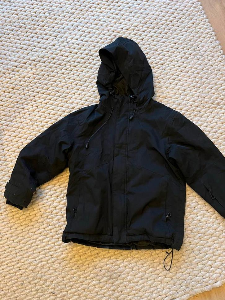 Zwarte winterjas maat 140, Kinderen en Baby's, Kinderkleding | Maat 140, Zo goed als nieuw, Jongen, Jas, Ophalen of Verzenden