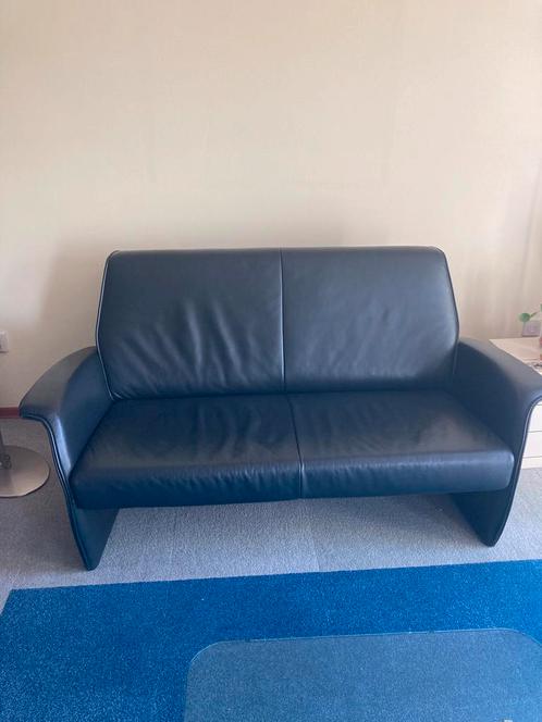 Te koop: zwart leren tweezits bank, Huis en Inrichting, Banken | Bankstellen, Gebruikt, Rechte bank, 150 tot 200 cm, Minder dan 75 cm
