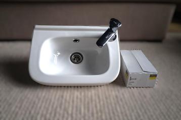 Compacte gootsteen inclusief chrome kraan en sifon beschikbaar voor biedingen