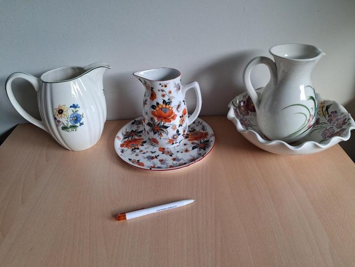 3 kleurige melkkannen met bloemmotief plus een extra, Huis en Inrichting, Keuken | Servies, Zo goed als nieuw, Overige typen, Overige stijlen